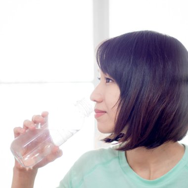 Egzersiz sonrası su içen kadın