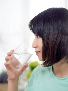 Egzersiz sonrası su içen kadın