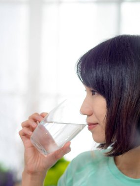 Egzersiz sonrası su içen kadın