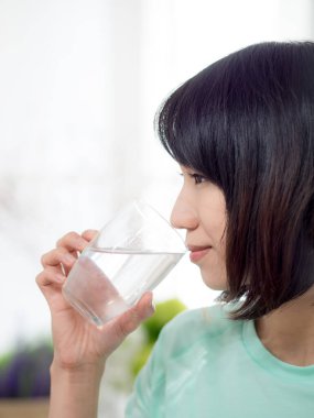 Egzersiz sonrası su içen kadın