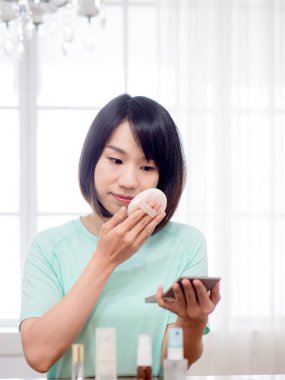 Asyalı Kadın Cilt Bakımı