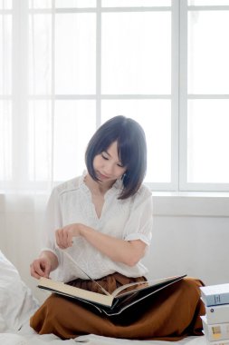 Yatakta kitap okuyan kız.