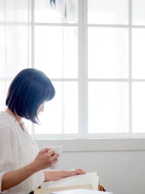 Yatakta kitap okuyan kız.