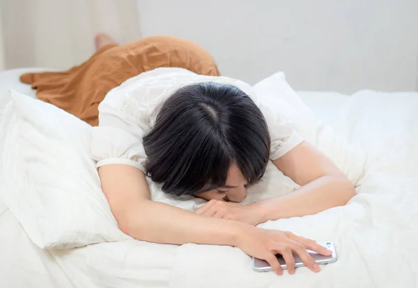 Mujer Joven Cansado Durmiendo Con Teléfono Celular — Foto de Stock