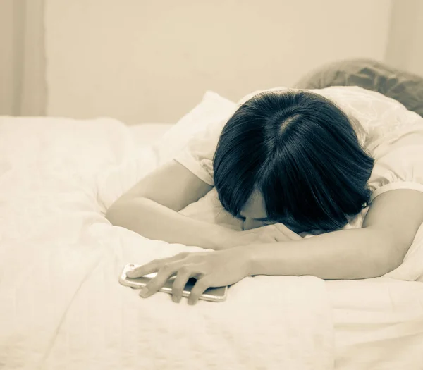 Young Woman Tired Sleeping Cellphone — Stock Photo, Image