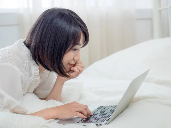 Donna Sdraiata Letto Con Laptop — Foto Stock