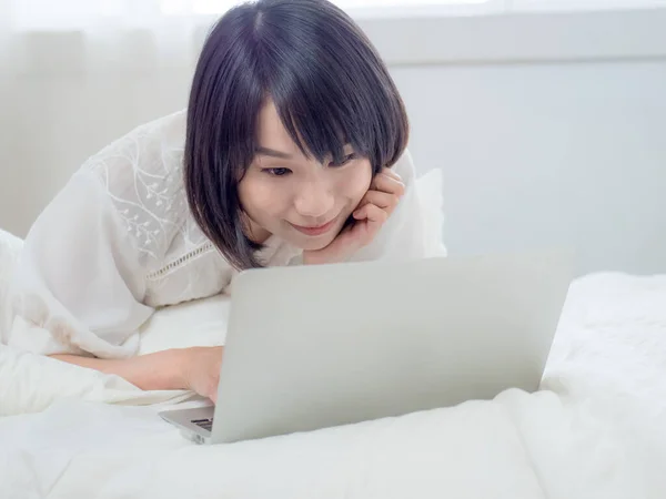 Mujer Acostada Cama Con Portátil —  Fotos de Stock