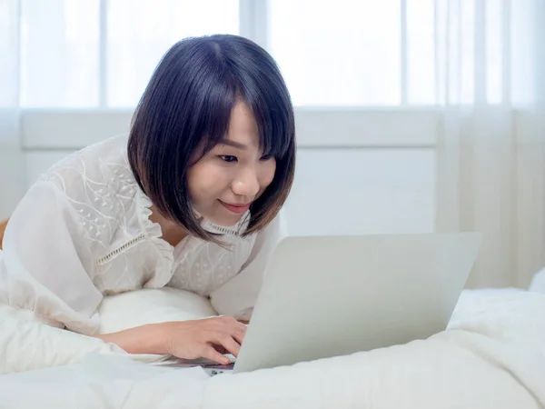 Donna Sdraiata Letto Con Laptop — Foto Stock