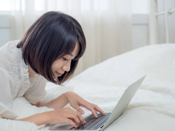 Donna Sdraiata Letto Con Laptop — Foto Stock