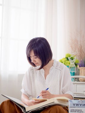 Yatakta kitap okuyan kız.