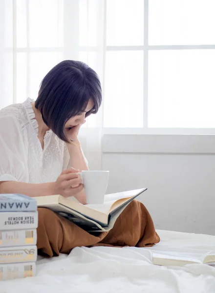 Menina Lendo Livro Cama — Fotografia de Stock