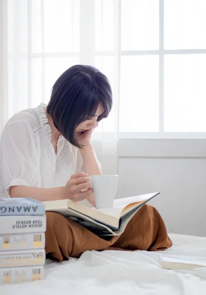 Menina Lendo Livro Cama — Fotografia de Stock