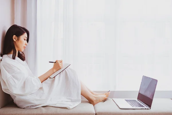 Giovane Donna Asiatica Che Scrive Libro — Foto Stock