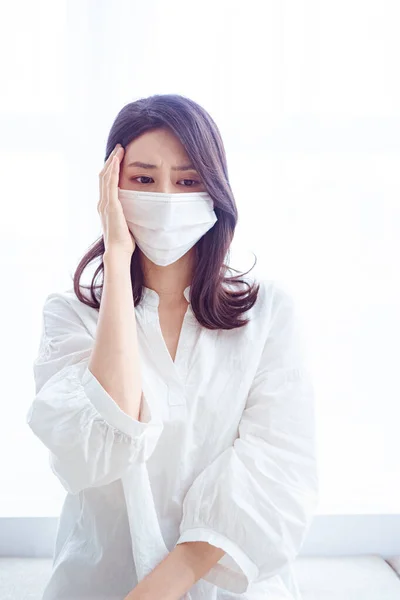 Asiatische Frau Mit Kopfschmerzen Auf Weißem Hintergrund — Stockfoto