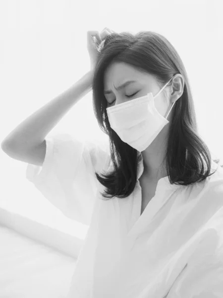 白色背景下头痛的亚洲女人 — 图库照片