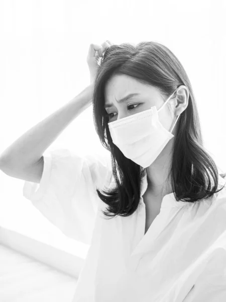 Asiatische Frau Mit Kopfschmerzen Auf Weißem Hintergrund — Stockfoto