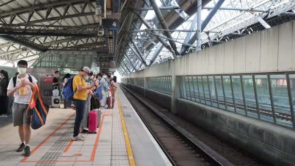 Taichung Taiwan Juli Passagiers Met Gezichtsmasker Massatransitsysteem Juli 2020 Taichung — Stockvideo