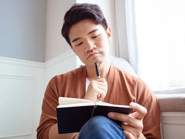 Jovem Homem Asiático Escrevendo Livro — Fotografia de Stock