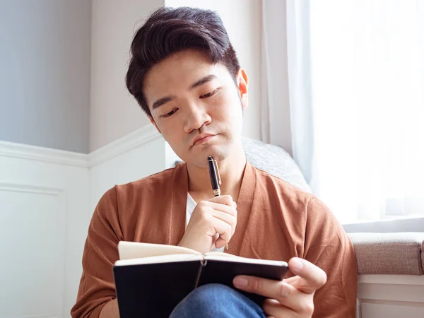 Jovem Homem Asiático Escrevendo Livro — Fotografia de Stock