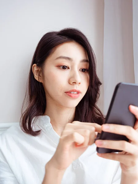 Jeune Femme Asiatique Utilisant Smartphone Maison — Photo