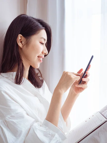 Jonge Aziatische Vrouw Met Behulp Van Smartphone Thuis — Stockfoto