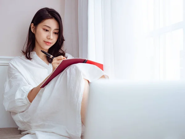 Een Mooie Aziatische Vrouw Schrijft Iets Een Boek — Stockfoto