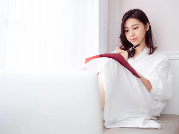 Een Mooie Aziatische Vrouw Schrijft Iets Een Boek — Stockfoto