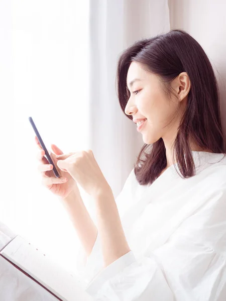 Jovem Mulher Asiática Usando Smartphone Casa — Fotografia de Stock