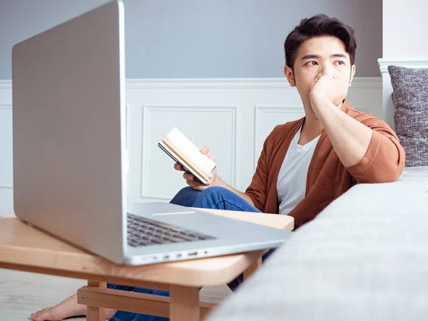 Joven Asiático Hombre Leyendo Libro Mientras Relaja Casa — Foto de Stock