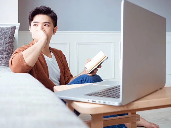 Joven Asiático Hombre Leyendo Libro Mientras Relaja Casa — Foto de Stock