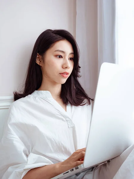 Giovane Donna Asiatica Utilizzando Computer Casa — Foto Stock