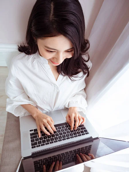 Giovane Donna Asiatica Utilizzando Computer Casa — Foto Stock