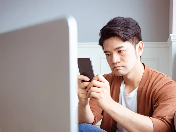 Hombre Joven Con Ropa Casual Uso Teléfono Inteligente — Foto de Stock