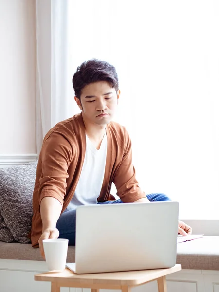 Asiático Joven Sentado Mesa Delante Computadora Portátil — Foto de Stock