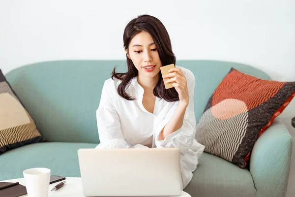 Giovane Donna Shopping Online Con Carta Credito Laptop Casa — Foto Stock