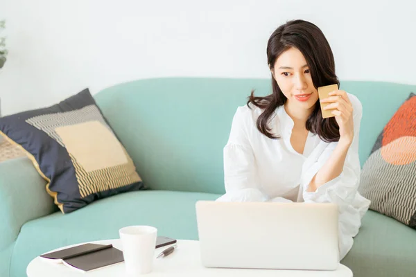 Mujer Joven Compras Línea Con Tarjeta Crédito Portátil Casa — Foto de Stock