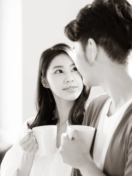 흑백으로 커피를 아시아인 남녀가 — 스톡 사진