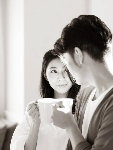 Молодая Азиатская Женщина Мужчина Дома Чашкой Кофе Руках Черно Белом — стоковое фото