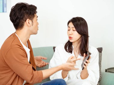 Genç Çiftin Evde Anlaşmazlıkları Var.