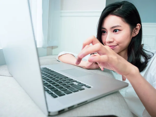 Giovane Donna Shopping Online Con Carta Credito Laptop Casa — Foto Stock