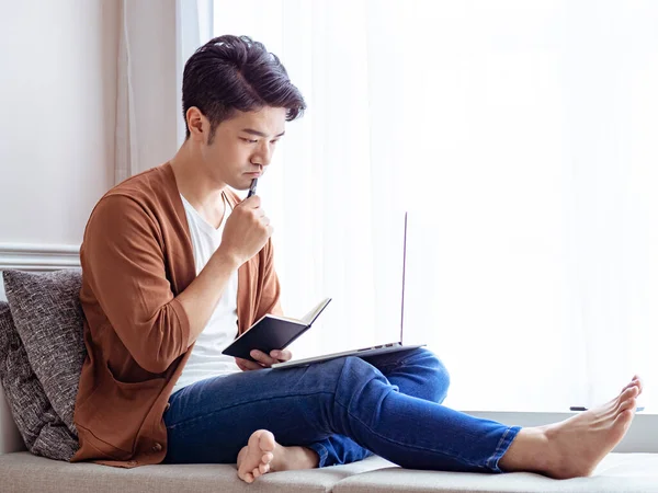 Jovem Homem Asiático Escrevendo Livro Usar Laptop — Fotografia de Stock