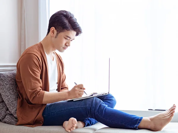 Jovem Homem Asiático Escrevendo Livro Usar Laptop — Fotografia de Stock