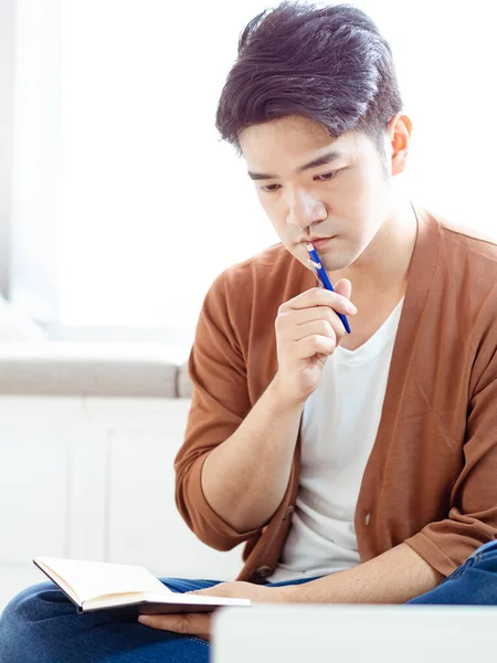 Jovem Asiático Homem Escrevendo Notebook — Fotografia de Stock