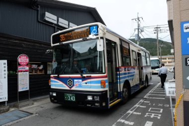 Japonya, Oita 'da Yufuin caddeleri ön cephede. Turistik bir kasaba ve turistik turlar için popüler bir yer.