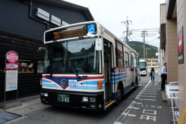 Japonya, Oita 'da Yufuin caddeleri ön cephede. Turistik bir kasaba ve turistik turlar için popüler bir yer.