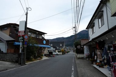 Japonya, Oita 'da Yufuin caddeleri ön cephede. Turistik bir kasaba ve turistik turlar için popüler bir yer.