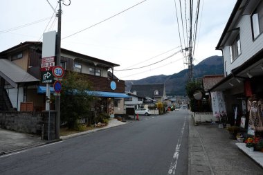 Japonya, Oita 'da Yufuin caddeleri ön cephede. Turistik bir kasaba ve turistik turlar için popüler bir yer.