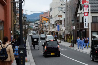 Japonya, Oita 'da Yufuin caddeleri ön cephede. Turistik bir kasaba ve turistik turlar için popüler bir yer.