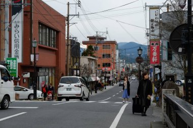 Japonya, Oita 'da Yufuin caddeleri ön cephede. Turistik bir kasaba ve turistik turlar için popüler bir yer.