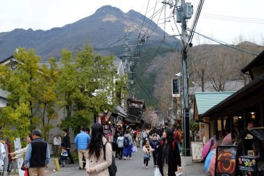 Japonya, Oita 'da Yufuin caddeleri ön cephede. Turistik bir kasaba ve turistik turlar için popüler bir yer.